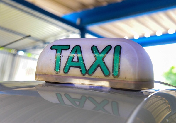 Prefeitura sanciona lei que atualiza normas do serviço de táxi