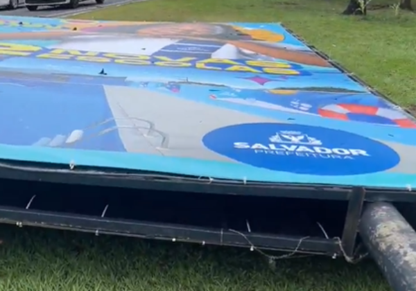 Rajadas de vento acima de 60 km/h derrubam placa da prefeitura