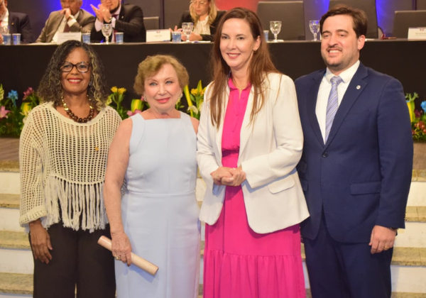 OAB-BA homenageia Maria de Fátima Costa Oliveira pelos 50 anos de carreira