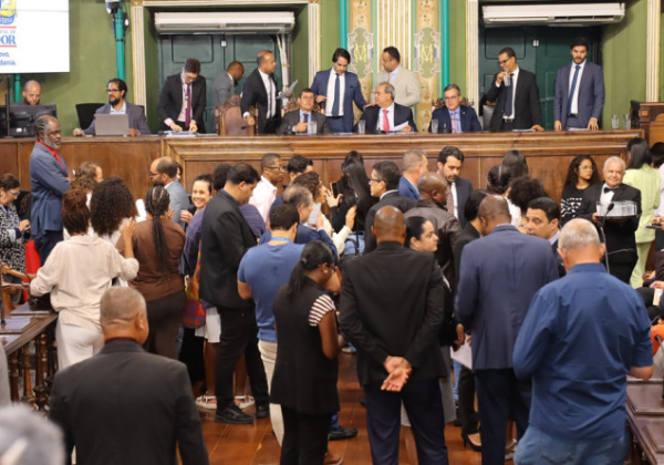 Câmara dos vereadores aprova quatro projetos do Executivo sob críticas da oposição