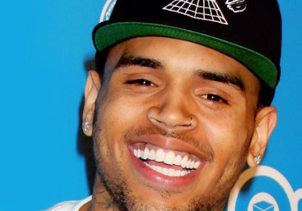 Chris Brown comparece à Justiça em Londres por acusação de agressão 
