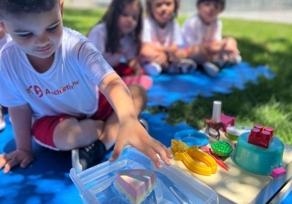Crianças com acesso diário a momentos estruturados de brincadeira apresentaram melhores índices de engajamento escolar, aponta estudo da Unicef