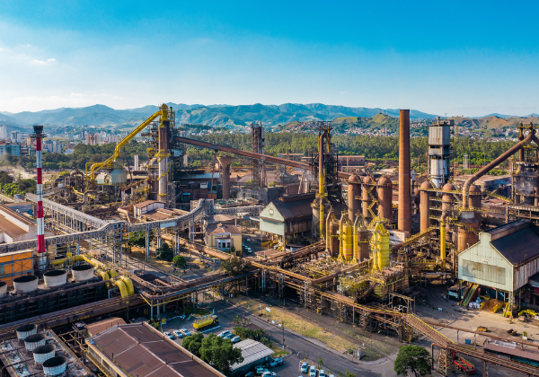 Usiminas registra prejuízo de R$ 3,5 bilhões no terceiro trimestre de 2025