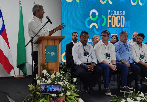 Jerônimo defende municipalismo em congresso da AMURC e destaca força do turismo baiano
