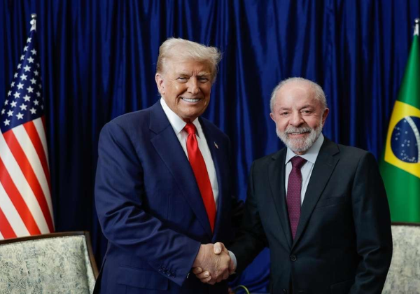 Lula e Trump discutem redução de tarifas durante encontro na Malásia