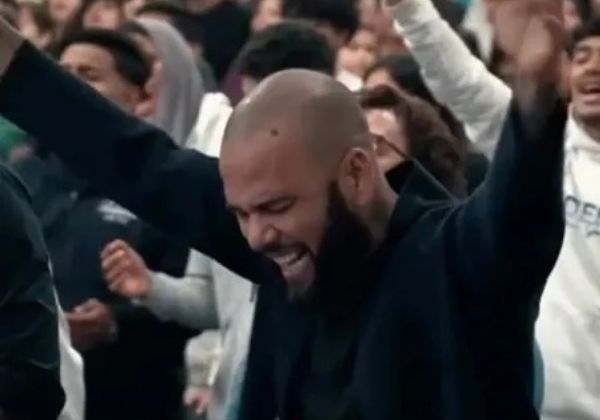 Daniel Alves reaparece pregando em culto evangélico e diz ter feito ‘pacto com Deus’