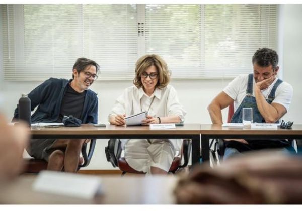 Fernanda Torres dá início às filmagens de ‘Os Corretores’ no Rio de Janeiro 