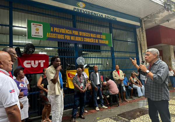 Servidores públicos realizam protesto em Salvador no Dia do Servidor