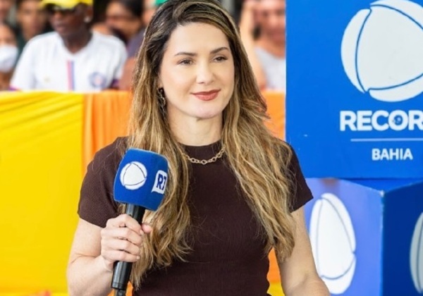 Repórter de TV é roubada na porta de casa e resgata celular com ajuda de vizinhos