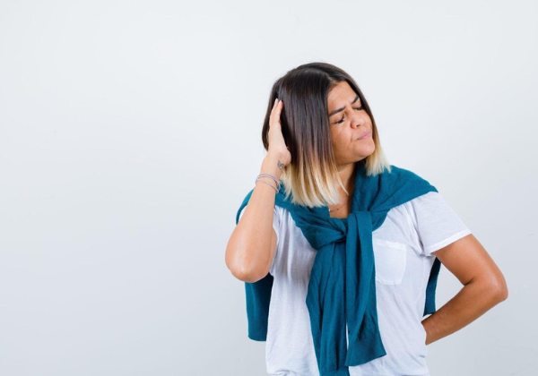 Dor de cabeça pode ter origem na coluna: Saiba como identificar e prevenir