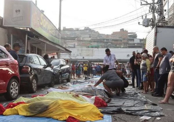 Moradores levam cerca de 40 corpos para praça no RJ após operação contra o CV