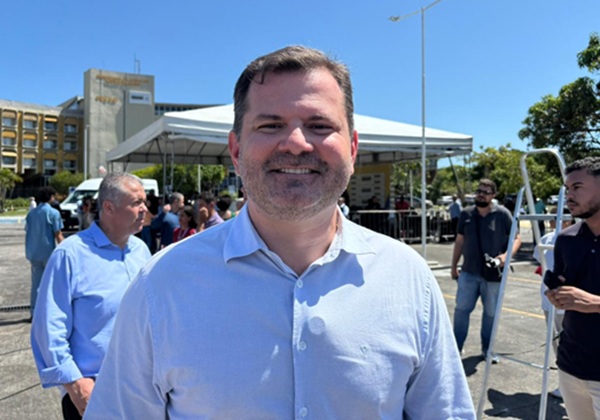 Angelo Coronel Filho desconversa sobre permanência do pai na base governista: 'Vamos conversar'