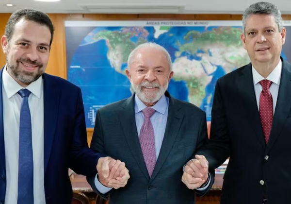 Boulos toma posse como ministro e pede minuto de silêncio por vítimas de operação no Rio