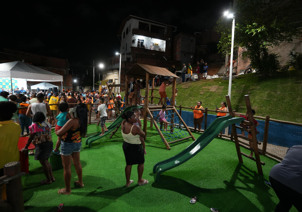 Prefeitura entrega nova praça e campo sintético no bairro de Luiz Anselmo