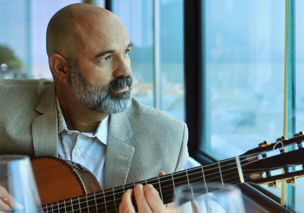 Festival A Bossa: Alexandre Leão celebra legado de João Gilberto