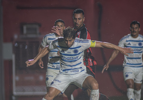 Cruzeiro e Vitória se enfrentam em duelo decisivo no Mineirão