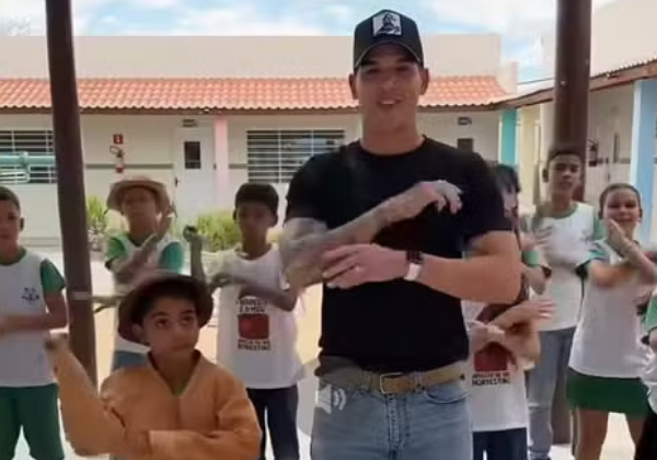Zé Vaqueiro surpreende fã mirim em escola de Juazeiro