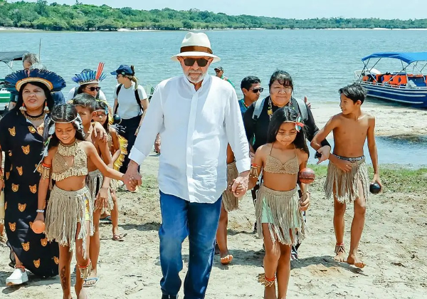 Lula visita aldeia indígena e promete energia para 4,3 mil famílias