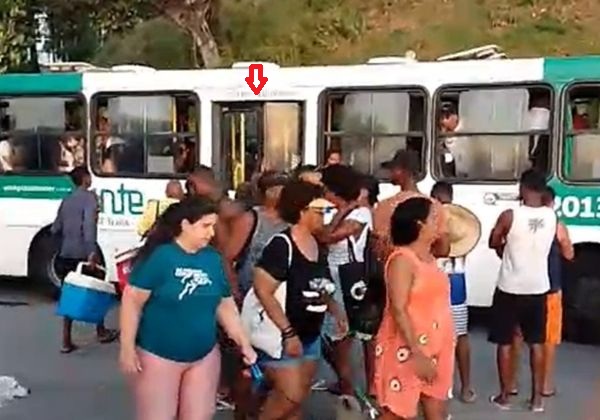 Ônibus é vandalizado na orla da Barra; Semob entregará registro de câmeras à polícia