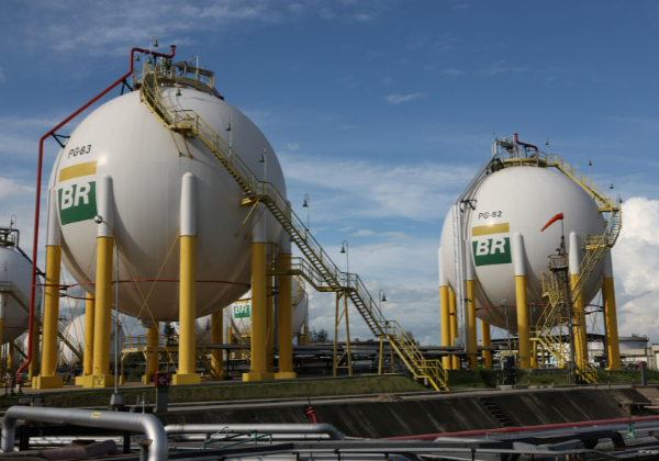 Petrobras aprova novo PDV e prevê saída de 1,1 mil servidores aposentados em 2026