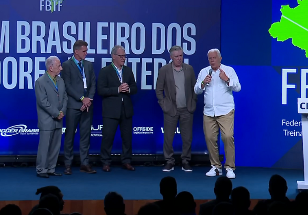 Vídeo: Emerson Leão critica presença de técnicos estrangeiros no Brasil na frente de Ancelotti