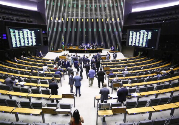 Câmara aprova reajuste salarial para servidores do Judiciário Federal