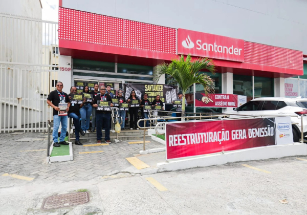 Bancários protestam contra demissões e condições de trabalho no Santander em Salvador