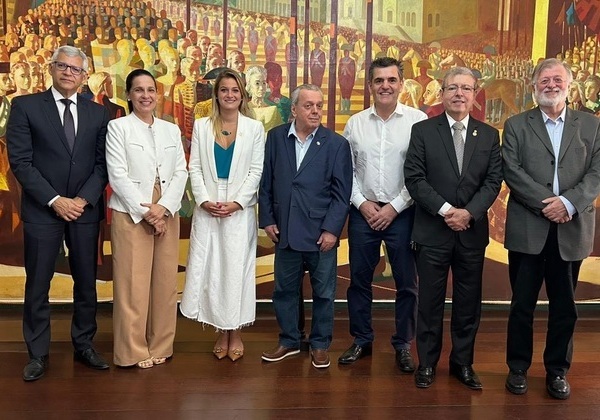 Deputada francesa visita sede da Associação Comercial da Bahia