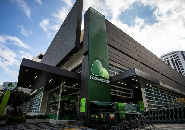 Pão de Açúcar anuncia corte de 700 funcionários e redução drástica de investimentos para 2026