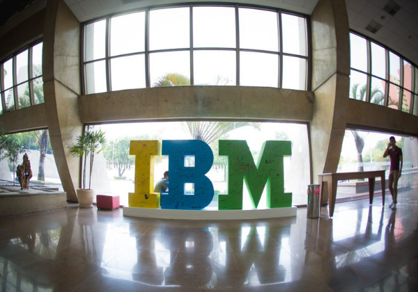 IBM anuncia demissões em escala global e reforça foco em IAs