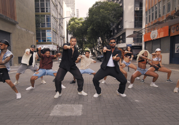 Parangolé e Guga Meyra lançam clipe de ‘Tapa Tapa’ com estética urbana e plural