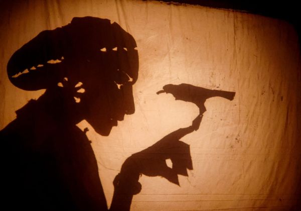 Espetáculo Rainha Vashti, encenado pelo Grupo A RODA, mantém viva na Bahia a arte milenar do teatro de sombras