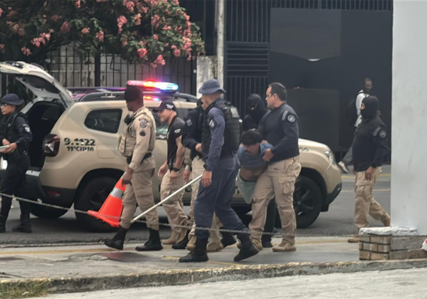 Morador de rua é preso após usar cães para ameaçar pedestres na Graça
