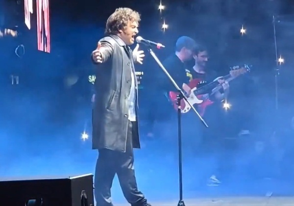 Milei cai em fake news e comemora convite falso para cantar com AC/DC