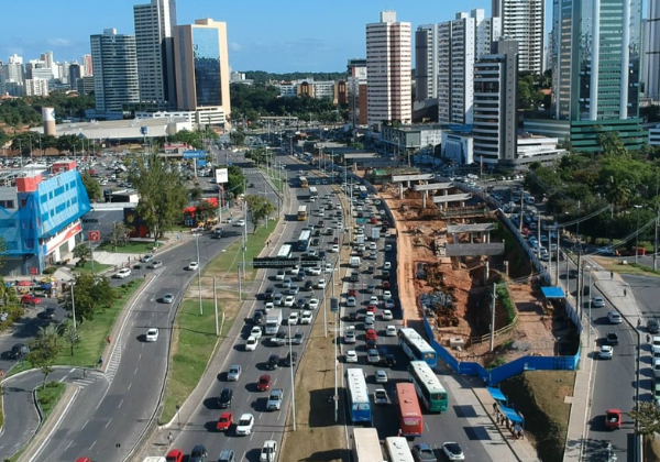 Trânsito na Avenida ACM é alterado até segunda (9) para obras de novo viaduto