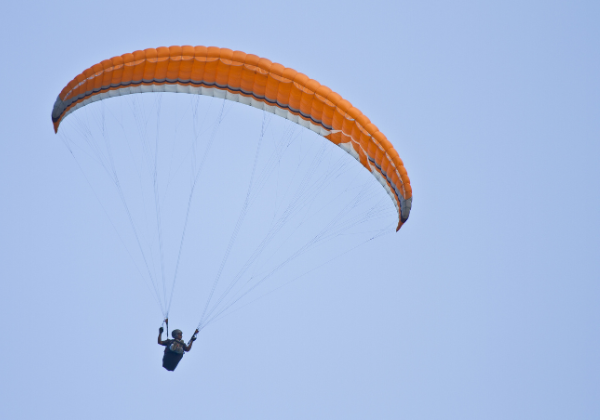 Salvador inaugura temporada de saltos de paraquedas na orla de Pituaçu
