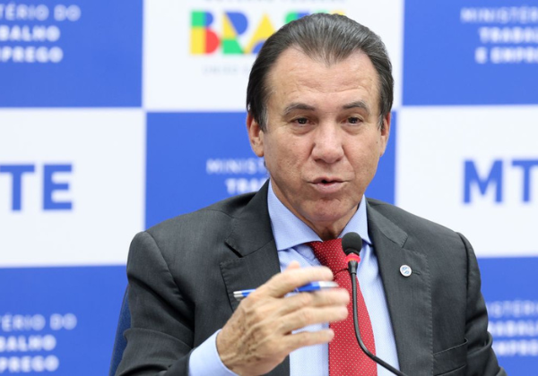 Ministro do Trabalho assina pacto contra precarização de informais no Carnaval de Salvador