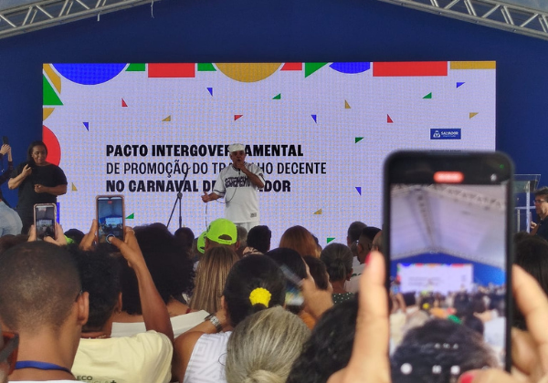 Gerônimo canta 'É D'Oxum' em homenagem a presidente da França durante evento em Salvador