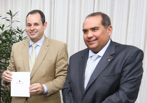 Régis comemora chegada de Leal à base de ACM Neto: 'Movimento de mudança é implacável na Bahia'