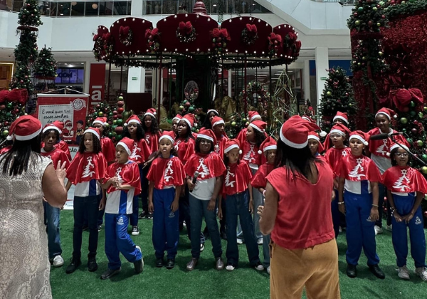 Campanha Papai Noel dos Correios é lançada em shopping de Salvador com apresentação de coral