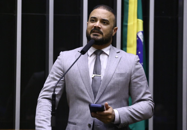STF erra ao manter prisão preventiva de Bolsonaro, diz deputado