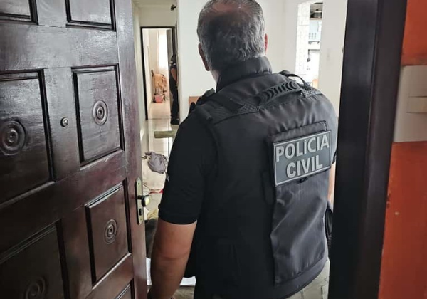 Mulher é presa na RMS por aplicar golpes em idosos