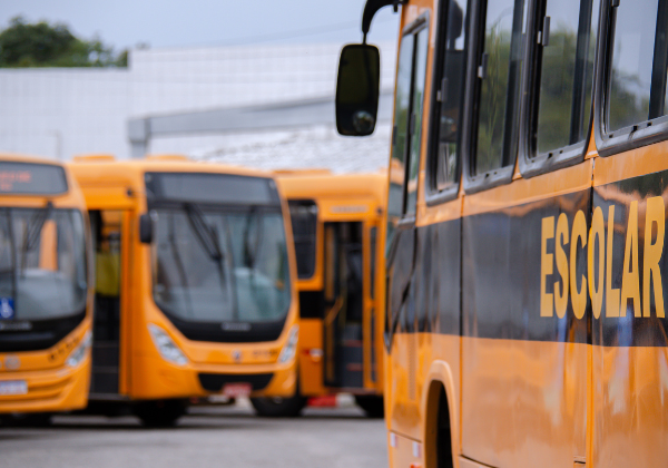 Prefeitura de Lauro de Freitas entrega 35 novos ônibus escolares para a rede municipal