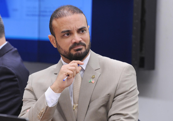 Capitão Alden critica Lula por usar camisa amarela da Seleção Brasileira