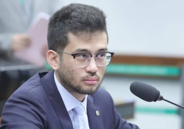 Deputado move ação contra repasse de R$ 1 milhão a escola de samba que homenageará Lula