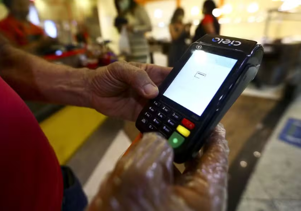 Governo quer compensação entre empresas para que estabelecimentos aceitem todos os cartões de vale-refeição