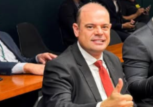 Prefeito de cidade do centro norte da Bahia é acusado de contratar servidores sem concurso público