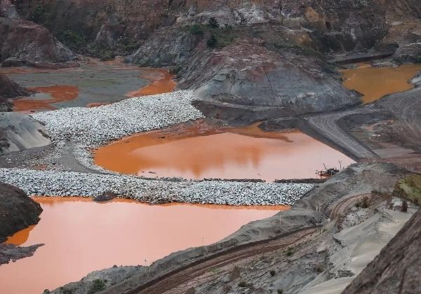 Após dez anos, mineradora é condenada em Londres por colapso de barragem em Mariana