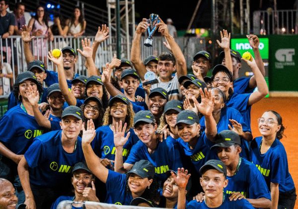 Documentário apresenta dois jovens boleiros que descobriram um novo caminho por meio do tênis
