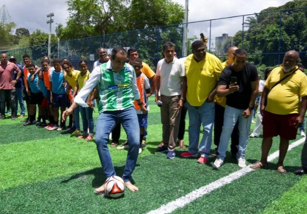 Prefeitura inaugura nova arena esportiva com grama sintética em Pernambués